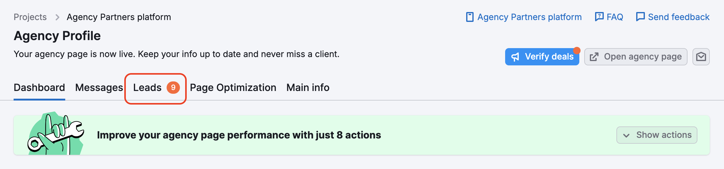 An example of the counter with number 3 next to the Leads report is highlighted with a red rectangle.